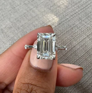 Anillo de compromiso solitario de diamantes cultivados en laboratorio VS1 talla esmeralda de 3,1 quilates de oro blanco de 14 k - Imagen 1 de 5