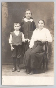 Foto Real Postal Familia Posando en Estudio Caras Desordenadas RPPC - Imagen 1 de 2