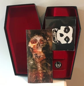 The Misfits Box set Fiend Club Complete Booklet Pin 4 Cds Coffin Box - Imagen 1 de 13