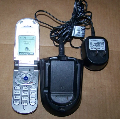 Teléfono abatible Audiovox Qualcomm 3G CDMA - Sin tarjeta de CD Foto 1 de 4