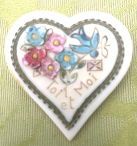 Broche corazón celuloide tallado AMANTES ART DECO FRANCÉS AÑOS 20~YOU&ME/FLORES/AVE - Imagen 1 de 7