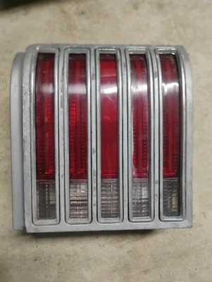 Pontiac Grand Prix 1975 conjunto de luces traseras laterales derecho pasajero 5956553 Foto 1 de 4