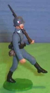 TOY SOLDIERS TIN GERMANY WORLD WAR 2 GERMAN SOLDIER MARCHING 54 MM - Picture 1 of 1