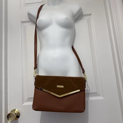 Bolso sin asas convertible Joy & Iman de cuero marrón y gamuza con detalles dorados Foto 1 de 4