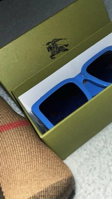 Gafas de sol BURRBERY azules cuadradas en venta nuevas Foto 1 de 3