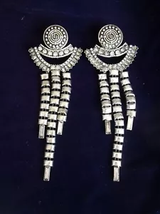 Pendientes colgantes de cadena de metal con diamantes de imitación con logotipo superior de DylanLex - Imagen 1 de 7