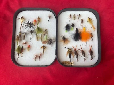 Caixa de mosca preta de metal Wheatley of England. 36 moscas truta. - Imagem 1 de 4