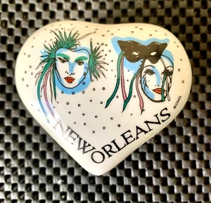 NUOVO ORLEANS SCATOLA PORTAPILLOLE A FORMA DI CUORE DUE PEZZI MARDI GRAS MASCHERE SOUVENIR TURISTICO - Foto 1 di 4