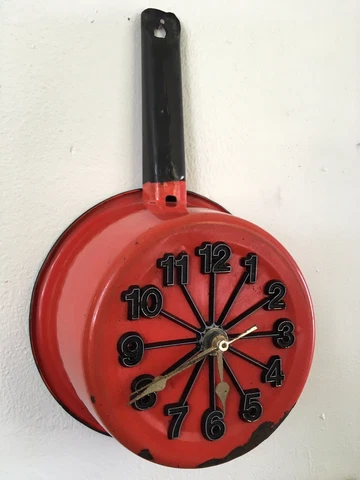 VTG CLOCK ORANGE/RED & BLACK ENAMELWARE GRANITEWARE POT PAN RUSTIC FARM KITCHEN Cover