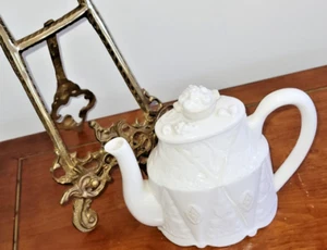 LENOX CHINA BUTLER'S PANTRY TEAPOT W LID 'FRUIT' 6605232-WHITE EMBOSSED W TAN - Picture 1 of 24