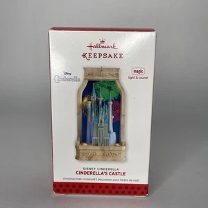 2016 Hallmark Aschenputtels Schloss Disney Ornament Licht und Sound - Bild 1 von 5