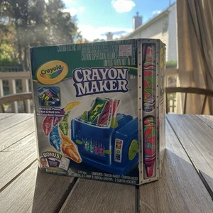 Crayola Crayon Maker Mix & Mold Crayons Color 2011 NEW IN BOX - Picture 1 of 10