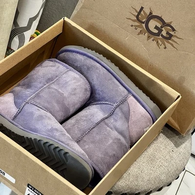 Bota Corta Clásica UGG Australia 5825 Mujer Púrpura Gamuza Piel de Oveja Talla W6 ¡USADA EN EXCELENTE ESTADO! Foto 1 de 4