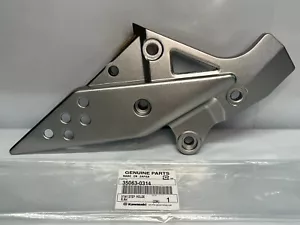 【NEW】Kawasaki Genuine STAY, STEP HOLDER, RH 35063-0314 Direct Japan - Picture 1 of 3