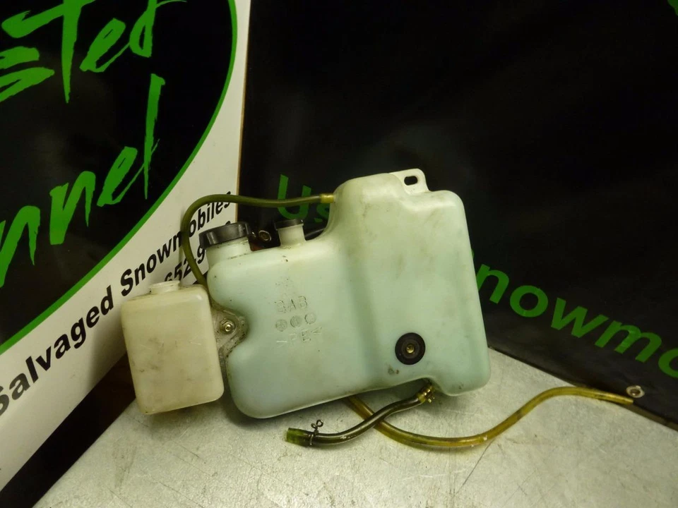 Масляный бак Yamaha Vmax 1994 1995 1996 500 600 8AB-21751-01-00 V-Max - Изображение 1 из 1