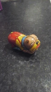 Roter Overall Kleidung Bulldogge Hund kleines Blechspielzeug - Bild 1 von 6