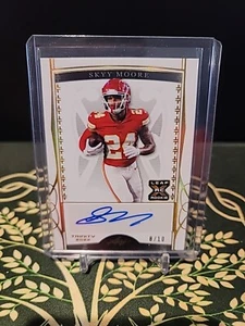 2022 Leaf Trinity Skyy Moore RC Rookie Auto Gold /10 - Picture 1 of 2