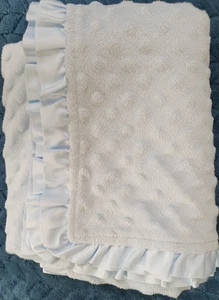 Mothercare Popcorn Velboa Decke blau 70x100cm Beulen Satin Rüschenborte - Bild 1 von 6