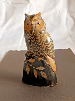 Scultura Souvenir di una Civetta Gufo in corno di bufalo intagliato a mano - Immagine 1 di 4