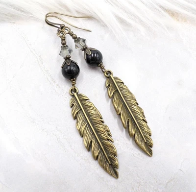 Pendientes de Pluma de Latón, Perla Negra Cristal Boho Cuelga, Joyería Hecha a Mano Regalo Foto 1 de 4