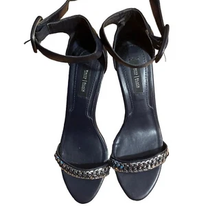 WHITE HOUSE BLACK MARKET HEELS GRÖSSE 8,5 KETTENDETAIL SCHWARZ LEDER KNÖCHELRIEMEN - Bild 1 von 5