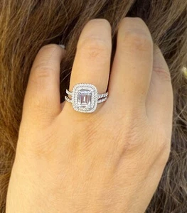 Anillo de compromiso de moissanita esmeralda de oro blanco macizo de 14 quilates y banda halo de 3,00 quilates - Imagen 1 de 13
