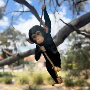 80CM Realistic Hanging Chimpanzee - Indoor/Outdoor Animal Decor for Unique Space - Foto 1 di 14