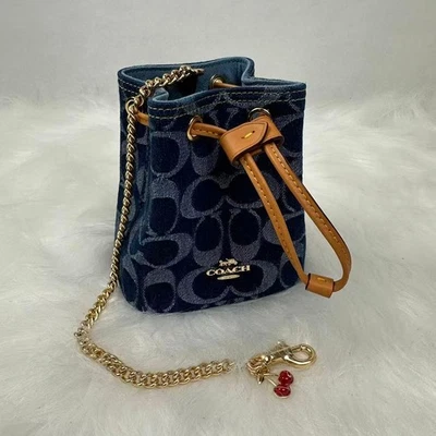 Muñequera Coach con cordón en denim dorado/denim azul natural CZ031 Foto 1 de 4