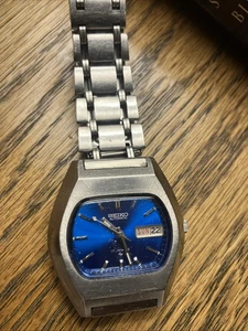Vintage 1974 Herren Seiko All Steel Automatik Uhr, blaues Zifferblatt, 7006-5059 (LESEN) - Bild 1 von 4