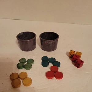 1940's Whitman Pachisi Wood Replacement Dice and Movers Plus 2 Plastic Cups - Picture 1 of 4
