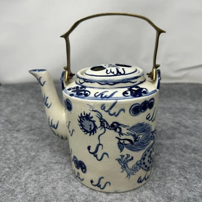 Tetera de cerámica azul blanco dragón con mango de latón esmalte agrietado Tailandia Foto 1 de 4