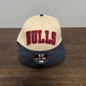 Chicago Bulls Snapback-Mütze hellbraun flacher Schirm Schriftzug Logo Ultra Game Herren neu mit Etikett - Bild 1 von 7