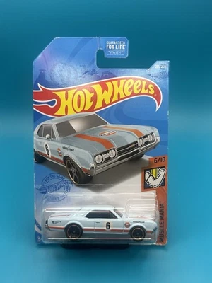 Hot Wheels 2021 Muscle Mania Series #6/10 '67 Oldsmobile 442 #GTB41 escala 1:64 Foto 1 de 4
