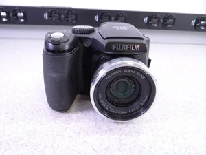 Cámara digital Fujifilm FinePix S700 7,1 megapíxeles funciona con pilas AA - Imagen 1 de 16