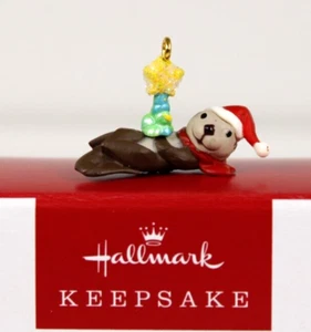HALLMARK LONTRA ADORABILE LONTRA MINIATURA RICORDO ORNAMENTO NATALE 2022 NUOVO - Foto 1 di 11