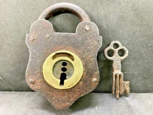 ANTIGUO CANDADO DE HIERRO RÚSTICO MONTADO EN LATÓN RARO VINTAGE CON LLAVE ORIGINAL ÚNICA - Imagen 1 de 12