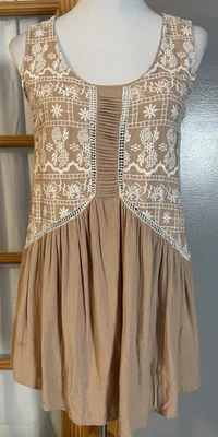 Мини-платье O'Neill с цветочной вышивкой размер S бежевое белое плиссированное гофрированное пляжное богемное - Изображение 1 из 4