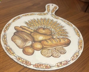 VINTAGE MELAMINE ROUND / PADDLE SHAPE CHOPPING CUTTING BOARD - BREAD DESIGN - Picture 1 of 3