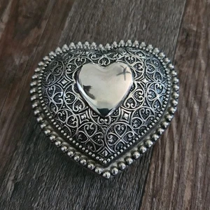 Scatola portagioie vintage filigrana tono argento metallo a forma di cuore foderata - Foto 1 di 11