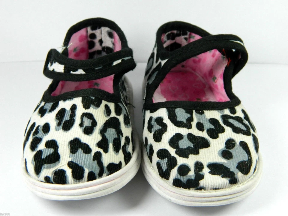 Zapatos de tela hechos a mano de estilo tradicional popular chino bordados para bebés y niños pequeños Foto 1 de 1