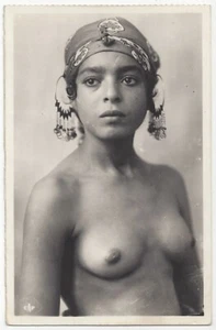 1920 Niña árabe joven en topless en pañuelo, joyería - FOTO REAL postal desnuda - Imagen 1 de 2