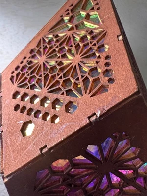 Lámpara de icosaedro geométrica de madera cortada con láser geometría sagrada lámpara LED Foto 1 de 4