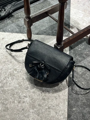 Bolso mensajero Burberry negro con flecos Foto 1 de 4