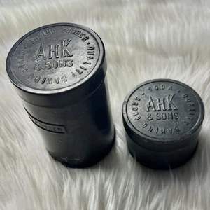 2er Set Vintage AHK & Söhne Backpulver Blech Behälter 2,5 Durchmesser 4” & 1,75” - Bild 1 von 18