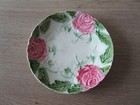 ASSIETTE EN  BARBOTINE DECOR FLORAL ROSES FEUILLES