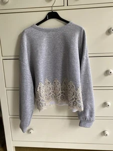 Hellgraues Sweatshirt mit Stickerei, Flauschiges Innenfutter - Bild 1 von 9