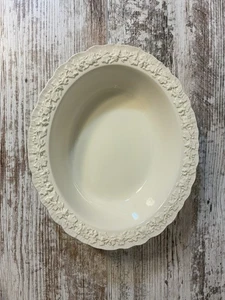 Wedgwood CHIPPATO bordo conchiglia ciotola ovale crema su crema osso Cina 9,75" - Foto 1 di 9