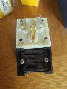 Hubbell HBL9309, 125 V, 30 A, 2-P 3-W, NEMA 5-50P, enchufe de hoja recta, 1 pieza - Imagen 1 de 7