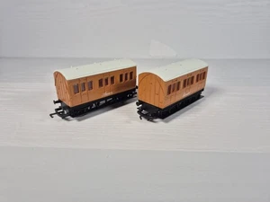Hornby Thomas The Tank Engine Coaches Annie and Clarabel material rodante calibre OO - Imagen 1 de 11