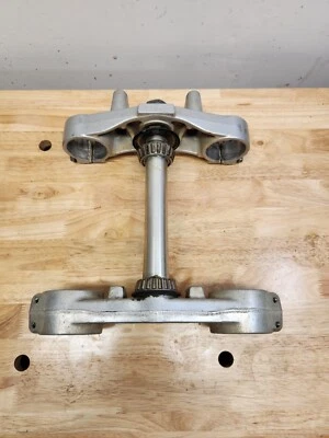 2002 02 YZ250F YZ 250F OEM Triple Tree Upper Clamps Lower Steering Stem Bridge Foto 1 de 4